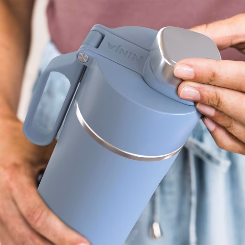 Ninja-DW2401BL-InUse-TwistingCap-Detail